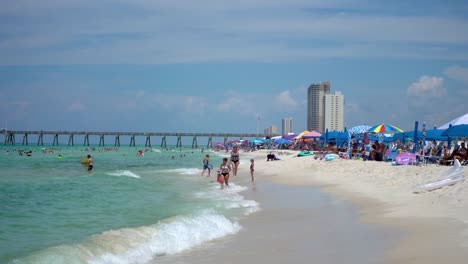 Playa-Llena-De-Gente-Durante-Las-Vacaciones-Del-4-De-Julio-En-Panama-City-Beach,-Florida