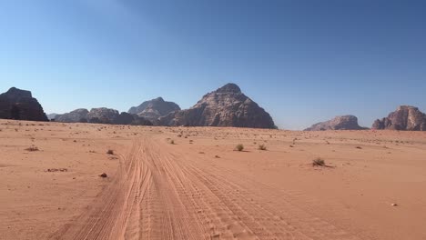 Jeep-Ride-in-the-red-desert-of-Wadi-Rum,-Jordan