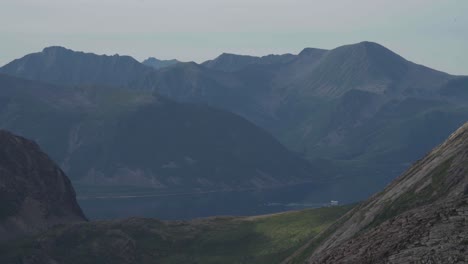Fiordo-Y-Montañas-Rocosas-En-La-Niebla-Cerca-De-Salberget-En-Noruega