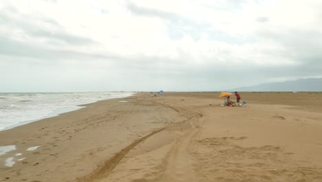 Menschen-Im-Sommer-In-Delta-Beach,-Ebro-Delta,-Katalonien,-Spanien