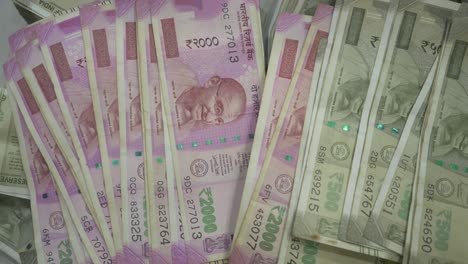 Billetes-Indios-De-2000-Y-500-Rupias,-Primer-Plano