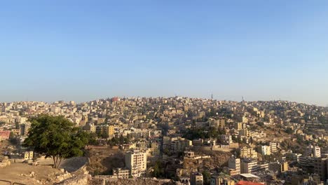 Amman-Stadt-Von-Oben-Die-Zitadelle-Von-Amman-Mit-Jordanien-Flagge-Mit-Blick-Auf-Die-Wunderschöne-Stadt-Während-Des-Tages-4k