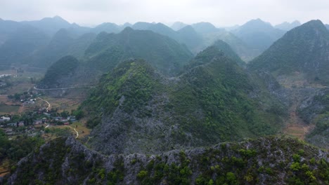 Kühle-Bergatmosphäre-über-Dem-Geopark-Dong-Van-Karst-Plateau,-Ha-Giang