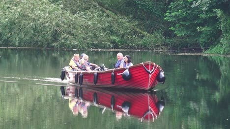 Menschen-In-Einem-Touristenboot-1-Auf-Den-Stillen-Gewässern-Des-Nore-River-In-Der-Stadt-Kilkenny,-Irland,-An-Einem-Warmen-Septembertag