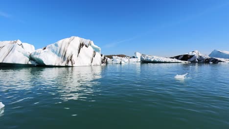 Vista-Desde-Un-Barco-De-La-Laguna-Glaciar-Jökulsárlón
