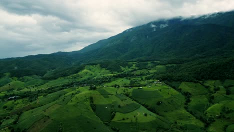 Imágenes-De-Drones-Aéreos-De-Naturaleza-Cinematográfica-De-4k-De-Las-Hermosas-Montañas-Y-Terrazas-De-Arroz-De-Ban-Pa-Pong-Piang-En-Doi-Ithanon-Junto-A-Chiang-Mai,-Tailandia,-En-Un-Día-Nublado-Y-Soleado