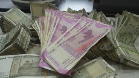 Stapel-Indischer-Rupien-Banknoten-Unterschiedlichen-Werts,-Indische-Währung,-Bargeld,-2000--Und-500-Rupien-Schein,-Nahaufnahme