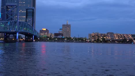 Der-St.-Johns-River-Mit-Der-Stadt-Jacksonville,-Florida-Und-Der-Main-Street-Bridge