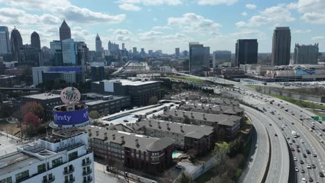 Zeitraffer-Der-Verkehrsbewegung-über-Den-Interstate-Freeway-Im-Großraum-Atlanta-Mit-Skyline-Gebäuden-Im-Hintergrund