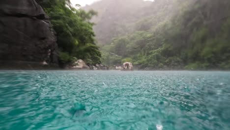 Heftiger-Monsunregen-Strömt-In-Die-Unberührte-Lagune-Mit-Türkisfarbenem-Wasser,-Umgeben-Von-Steilen-Felsklippen-Der-Tropischen-Insel-Palawan,-Philippinen