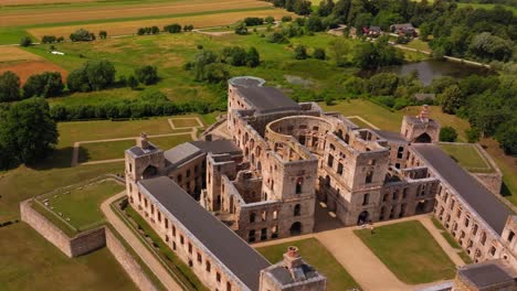 Polonia,-Antiguos-Palacios-Y-Castillos-Históricos-Con-Nuestras-Impresionantes-Tomas-De-Vídeo-Con-Drones