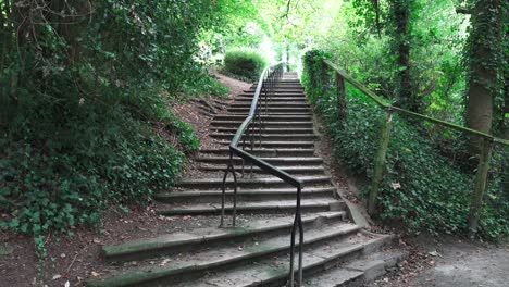 Romantische-Schritte-Vom-Kilkenny-Castle-Zum-Nore-River-An-Einem-Warmen-Septembertag