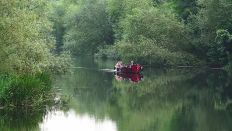 An-Einem-Warmen-Septembertag-Schwimmt-Ein-Boot-Flussaufwärts-In-Einem-Ruhigen-Fluss-Nore-In-Der-Stadt-Kilkenny