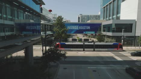 Eine-Luftaufnahme-Eines-Houston-U-Bahn-Zugs,-Der-Entlang-Rusk-Nach-Süden-Fährt-Und-Dabei-Die-Avenida-De-Las-Americas-Im-Vergnügungsviertel-Avenida-Houston-überquert