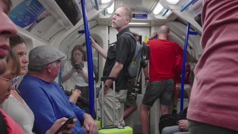 Menschen,-Die-Im-Londoner-U-Bahnnetz-Unterwegs-Sind