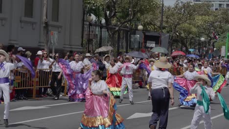 Jóvenes-Estudiantes-Bailando-Danza-Tradicional-Costarricense-Durante-El-Desfile-Del-Día-De-La-Independencia