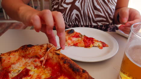 Recogiendo-Una-Porción-De-Una-Pizza-Tradicional-Italiana-De-Pepperoni,-Corteza-Perfecta,-Auténtica-Pizza-Napolitana,-Toma-De-4k