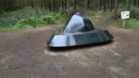 Umlaufendes-Realistisches-Rendlesham-Wald-UFO-Trail-Raumschiff-Auf-Waldparklichtung