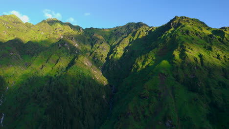 Colinas-Verdes-Sombra-De-Nubes-Con-Rayos-De-Sol-En-Nepal,-Paisaje-Con-Cascada-En-El-Medio