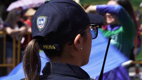 Mujer-Policía-Vigilando-El-Desfile-Del-Día-De-La-Independencia-De-Costa-Rica