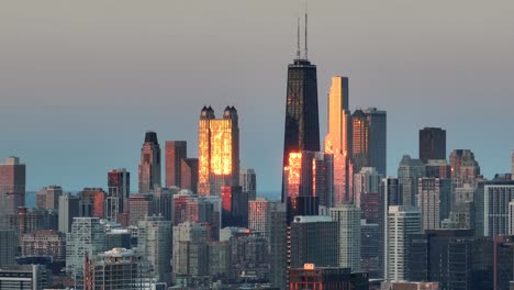 Reflexión-Del-Atardecer-Sobre-Los-Rascacielos-En-El-Centro-De-Chicago,-Illinois.