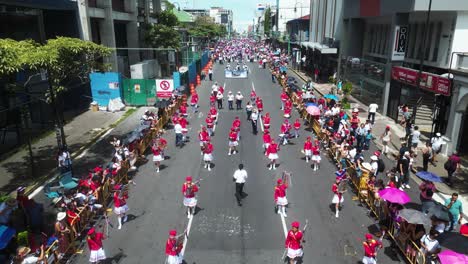 Drohne-Schoss-Während-Der-Parade-Zum-Unabhängigkeitstag-In-Costa-Rica-über-Die-Schulblaskapelle