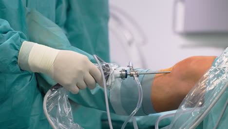 Chirurg,-Der-Im-Krankenhaus-Eine-Arthroskopie-Des-Knies-Durchführt,-Mit-Sichtinstrumenten,-Die-In-Das-Kniegelenk-Eingeführt-Werden-–-Nahaufnahme