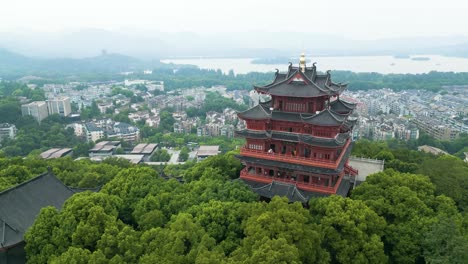 Toma-Aérea-De-Establecimiento-De-Turistas-Que-Visitan-El-Templo-Del-Dios-De-La-Ciudad-De-Hangzhou,-China.
