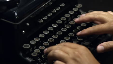 Manos-De-Un-Escritor-Escribiendo-En-Una-Máquina-De-Escribir-Antigua