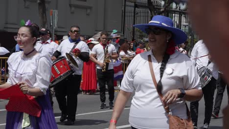 Tänzer-Und-Blaskapelle-Gehen-Während-Der-Parade-Zum-Unabhängigkeitstag-Von-Costa-Rica-Die-Avenue-Entlang