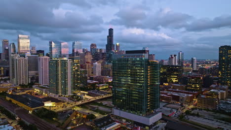Luftaufnahme-Des-Fulton-Market-Und-West-Loop,-Dramatischer-Sonnenuntergang-In-Chicago,-USA