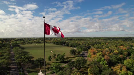 Kanada-Flagge-Im-Wind,-4k-30fps-Luftaufnahme,-Satte-Farben