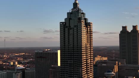 Atlanta-skyscraper-Truist-Plaza-in-the-foreground-at-sunset,-Slow-motion-Drone-Shot