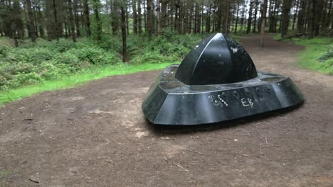 Kreisende-Realistische-Fliegende-Untertasse-Im-Rendlesham-Forest-UFO-Trail-Woodland-Park-Clearing