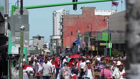 Menschenmenge-Formiert-Sich,-Um-Die-Parade-Zum-Unabhängigkeitstag-Von-Costa-Rica-In-Der-Innenstadt-Von-San-Jose-Zu-Beobachten