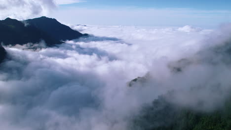 Am-Frühen-Morgen-Bedecken-Wolken-Die-Hügel-Von-Nepal,-Blauer-Himmel,-Grüne-Hügel,-Blaue-Klippen