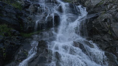 Ein-Bergwasserfall