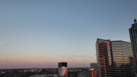Drohnenaufnahme,-Die-Den-Ikonischen-Wolkenkratzer-Truist-Plaza-Von-Atlanta-Und-Andere-Skyline-Gebäude-An-Der-Peachtree-Street-Unter-Dem-Sonnenuntergangshimmel-Enthüllt