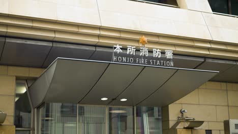 Toma-Manual-Del-Cartel-De-La-Estación-De-Bomberos-Honjo-En-El-Centro-De-Tokio,-Japón.