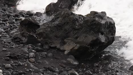 Nahaufnahme-Von-Großen-Schwarzen-Vulkangesteinen,-Die-Nach-Einem-Ausbruch-Auf-Der-Insel-Hachijo-Zurückgeblieben-Sind