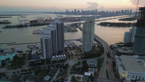 Stadtbild-Skyline-Von-Miami-Bei-Sonnenuntergang-Mit-Innenstadt-Und-South-Beach-Port