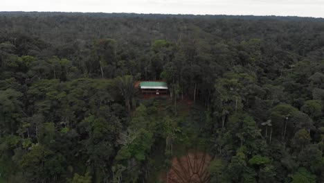Drone-close-up-of-a-house-in-the-middle-of-the-Ecuadorian-Amazon-jungle
