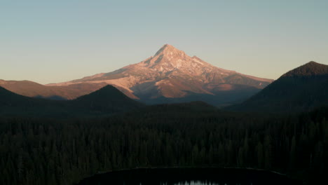 Absteigende-Luftaufnahme-Des-Mount-Hood-Vom-Lost-Lake-Bei-Sonnenuntergang
