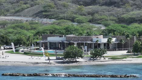 Resort-De-Playa-Puntarena-Bani,-República-Dominicana.-Laterales-Aéreos