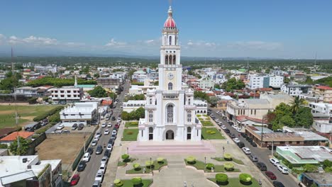 Facade-of-Sacred-Heart-of-Jesus-Church-or-Iglesia-Sagrado-Corazón-De-Jesus,-Moca-in-Dominican-Republic