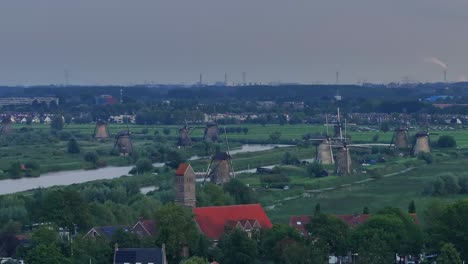 Kinderdijk,-Dorf-In-Der-Provinz-Südholland-Der-Niederlande-Und-Seine-Windmühlen-Aus-Dem-18.-Jahrhundert