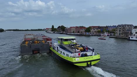 Barcaza-De-Contenedores-Que-Transporta-Vehículos-Y-Mercancías-En-El-Río-Oude-Maas