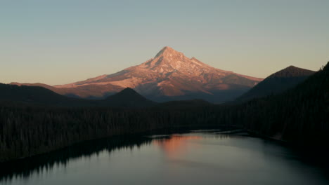 Hohe-Luftaufnahme-Des-Mount-Hood-Bei-Sonnenuntergang