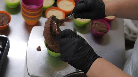 Konditor-Schöpft-Köstlichen-Schokoladenteig-In-Cupcake-Papier