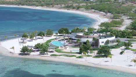 Estructura-De-Resort-De-Lujo-Con-Piscina-En-La-Playa-De-Puntarena,-Bani-En-República-Dominicana